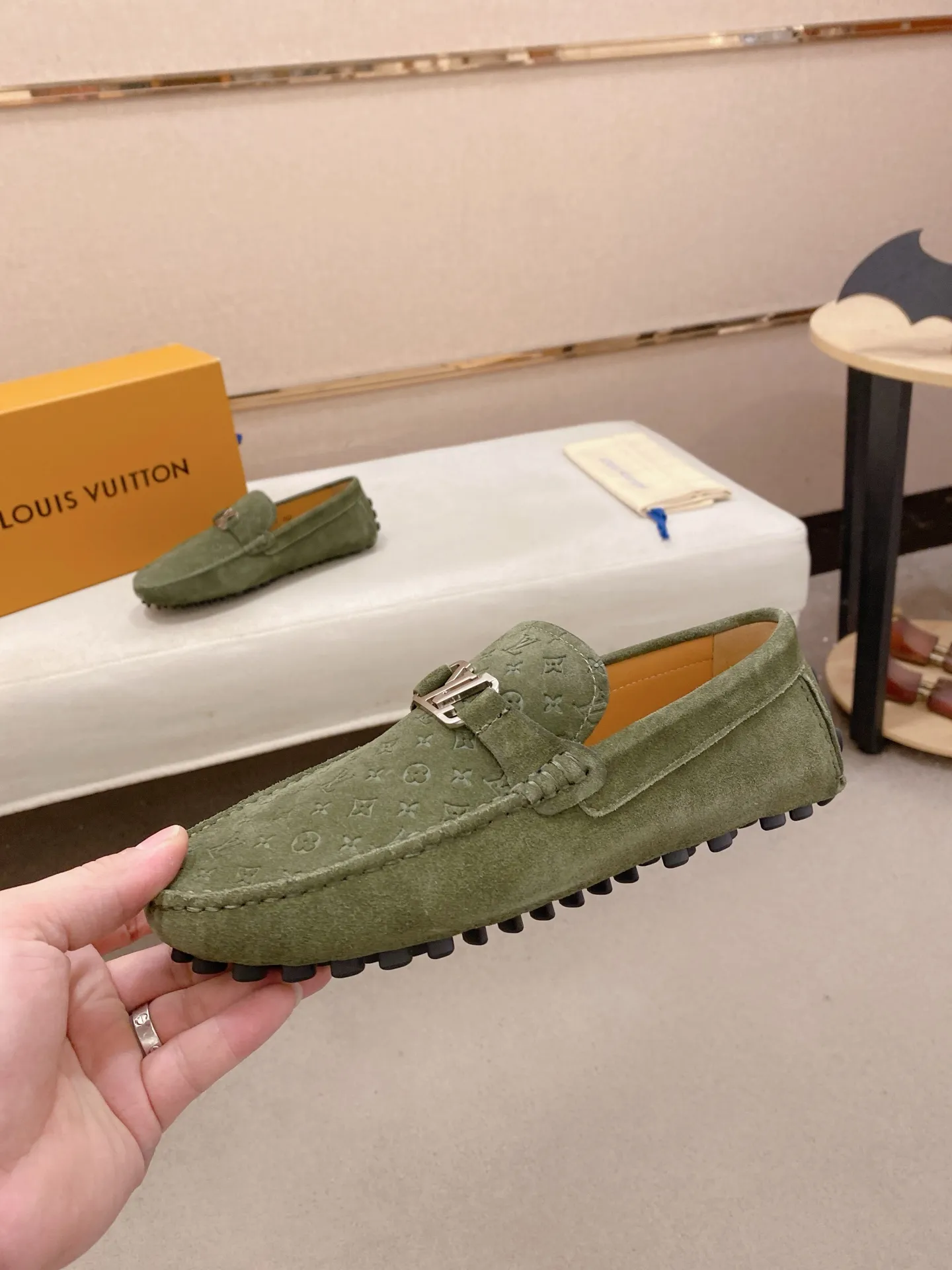 Factory price: 500💰High-end quality! LV 🆕🆕Exclusive hot-selling products in stock🔥🔥New products on the shelves, high-quality Ferragamo men's pea shoes, high-end casual driving shoes, with complete packaging! 💪 💪 Material: Imported suede cowhide 🐂 + Imported high-quality buffalo leather lining + wear-resistant outsole 👍🏻👍🏻 Features: High-end and comfortable, purely handmade 🚀 🚀 Create the perfect shoes that suit you best 🔥 🔥 Size: (38-44) 45 standard size can be customized!